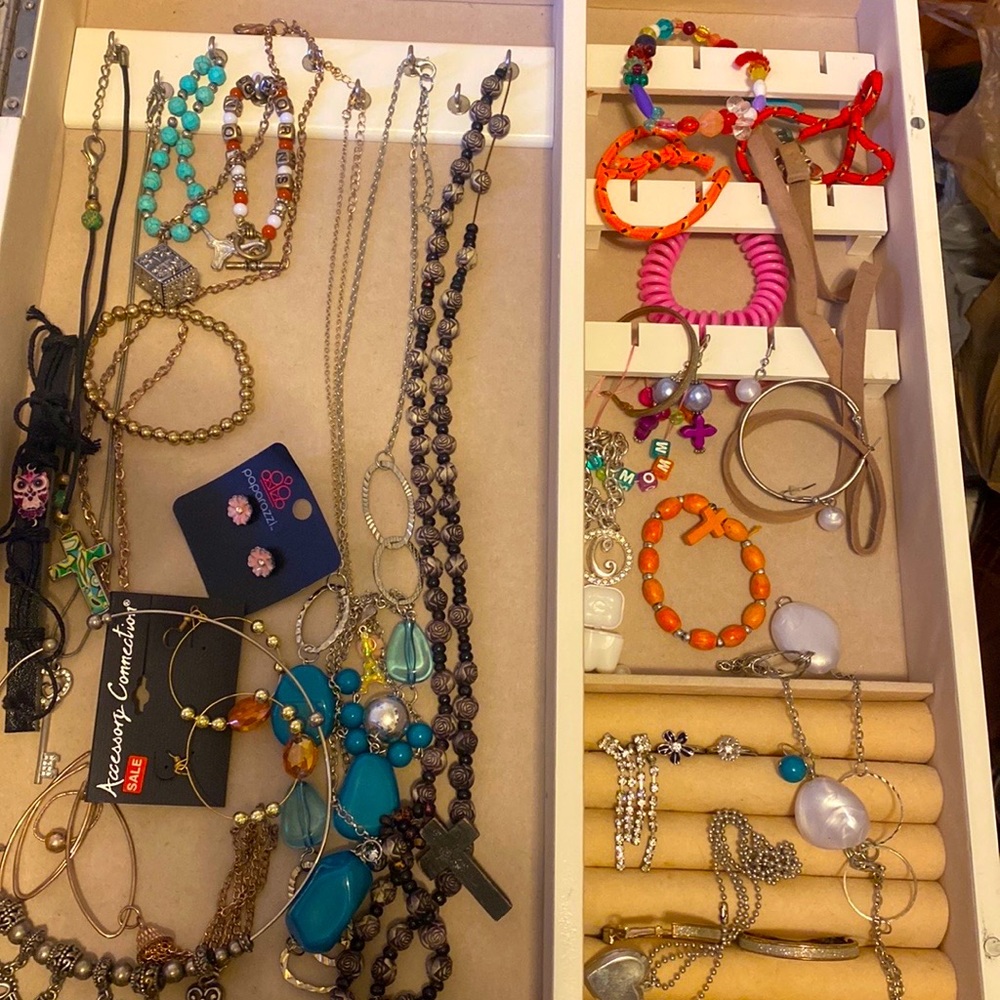 Assorted jewelry. Some are more expensive than others so please look at pictures